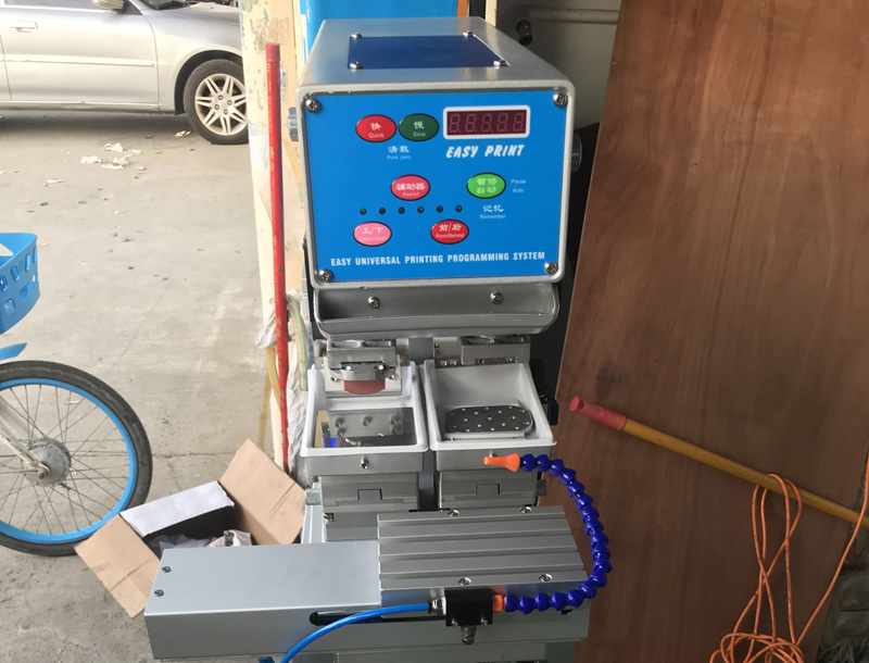 Cliente de Hungría compra máquina de tampografía de dos colores