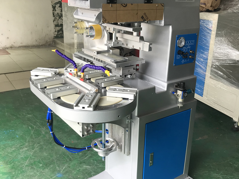 Impresora tampográfica de dos colores con dispositivo de almohadilla de limpieza automática vendida a Indonesia