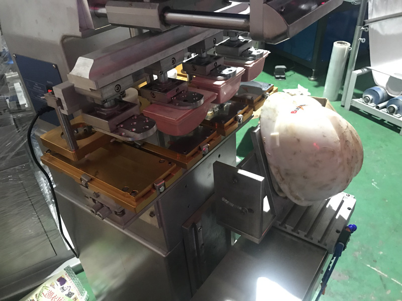 Cliente de México compra impresora de almohadillas para casco de seguridad de 4 colores 