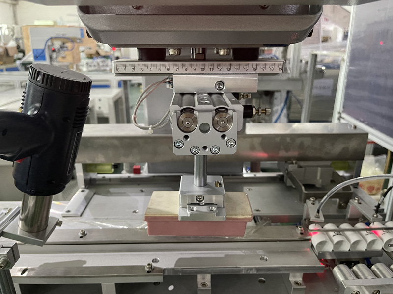 Máquina de tampografía automática en Lamp Hoder