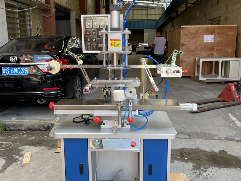 Máquina de estampado en caliente para frascos de cosméticos vendida a Ucrania