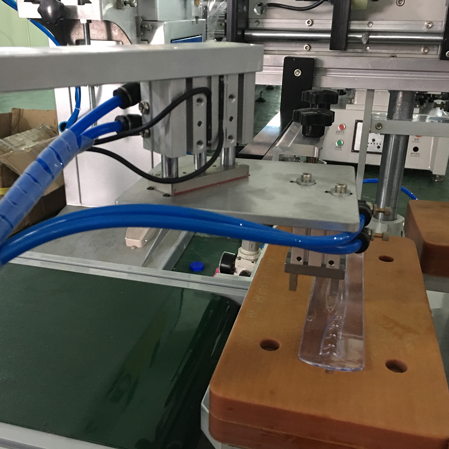 Impresora de pantalla de seda rotativa de escritorio con robot de descarga (HX-400RJ/4)