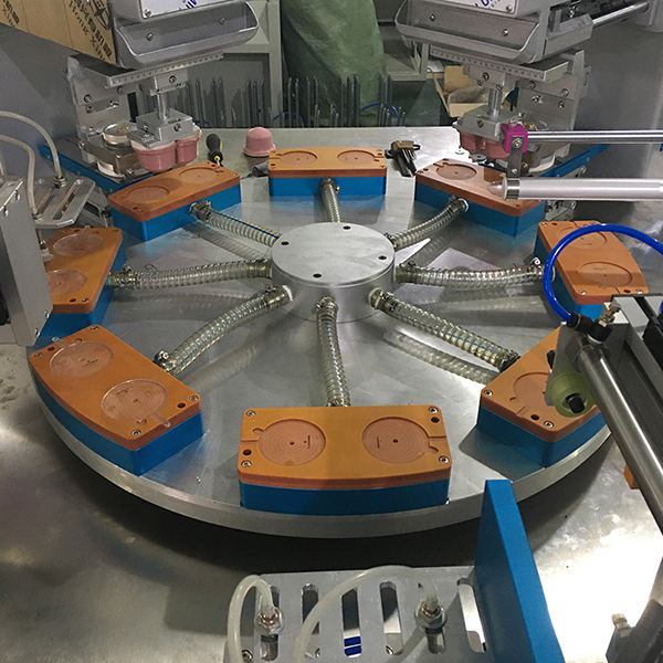 Cliente de Brasil compra impresora de tampografía automática para imprimir lentes de demostración